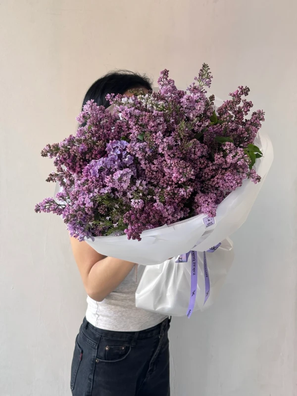 Букет «Lilac Bloom» L — Букет «Lilac Bloom» L — сезонный букет из сирени, собранный с акцентом на характерные оттенки и настроение…